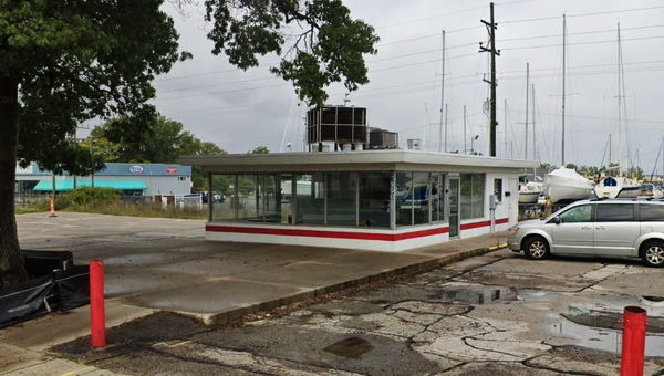 A&W Restaurant - Muskegon - 1950 Lakeshore Dr (newer photo)